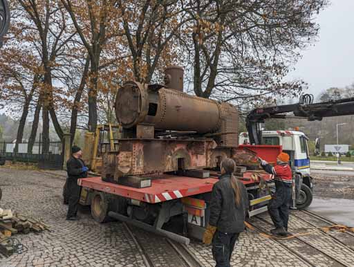 Oprava parní lokomotivy jednotlivé díly