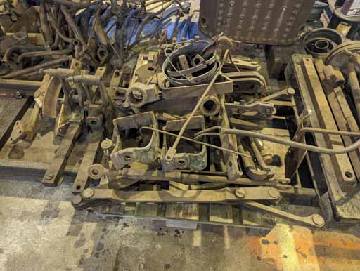 Oprava parní lokomotivy jednotlivé díly